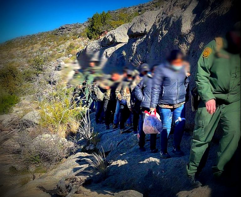 DETIENE LA BORDER PATROL A GRUPO DE MIGRANTES EN SANDERSON El